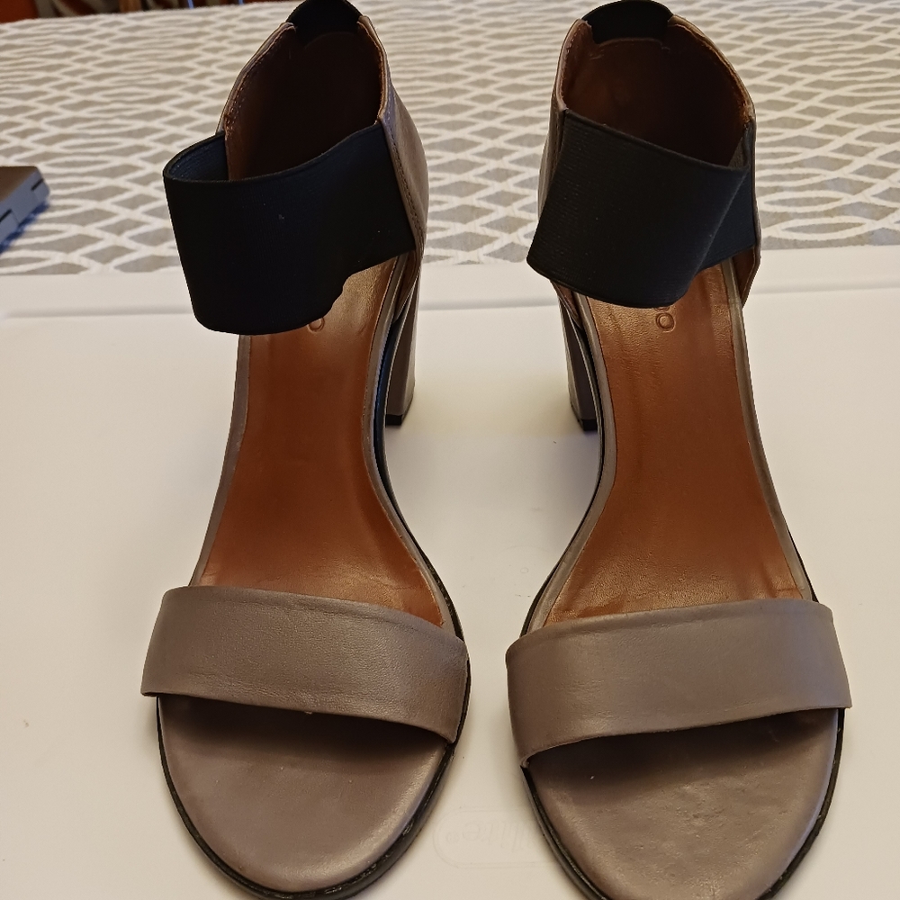 Bernardo Women's Sandals Size 9 gray leather